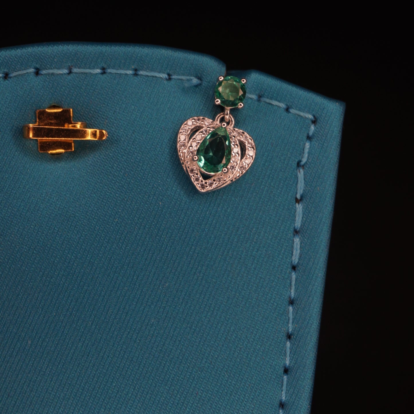 EMERALD STONE WITH HEART SHAPED DROPS