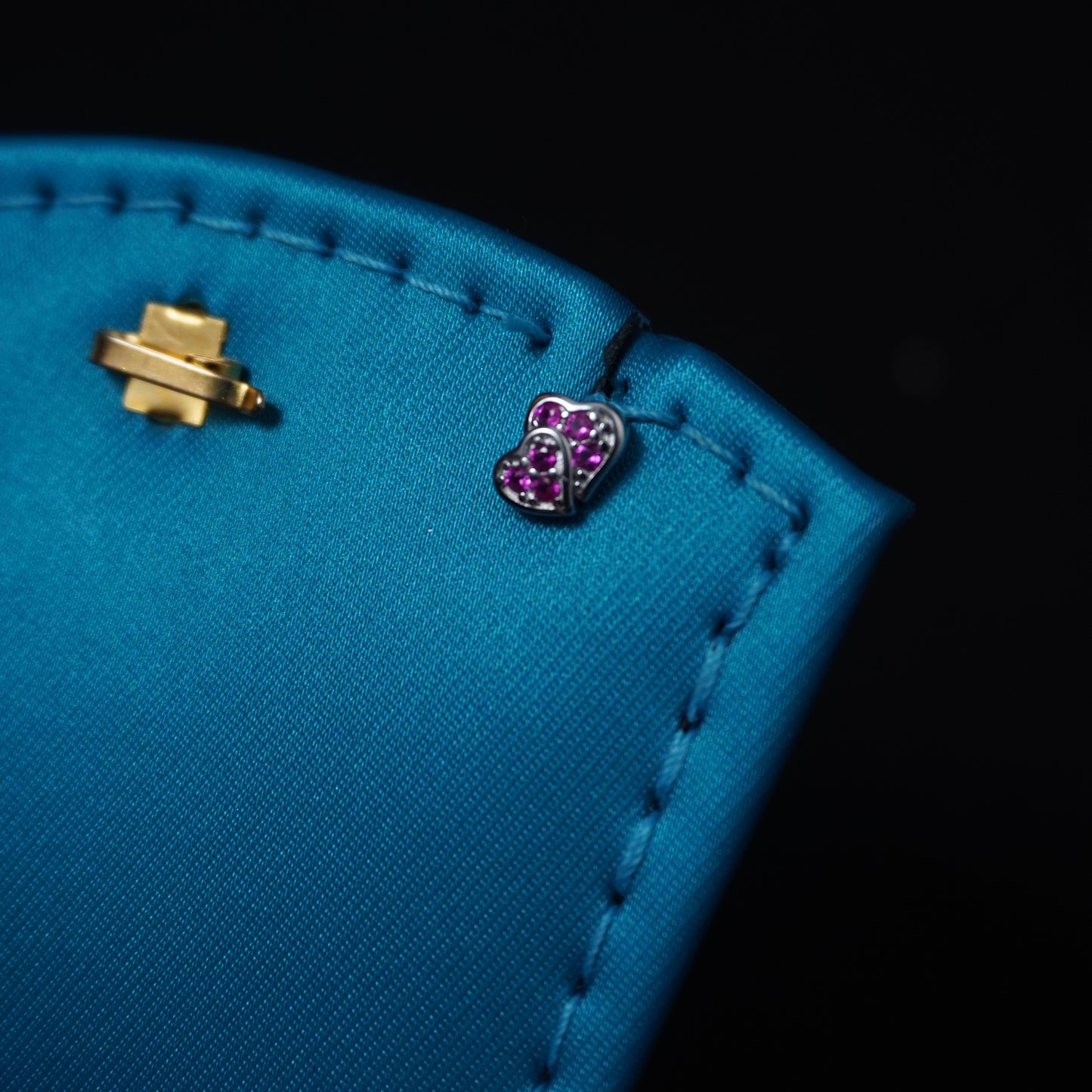 Double heart shape stud