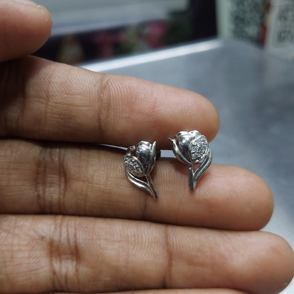 Silver rose with minimal stone finish