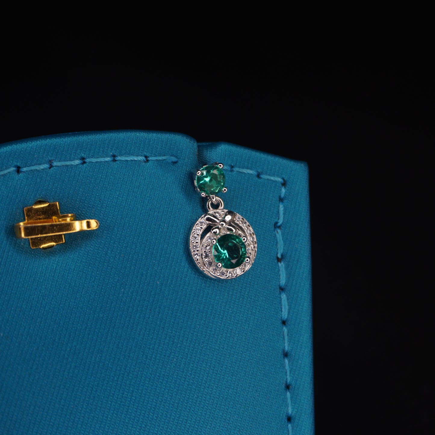Emerald stone with round shaped drops