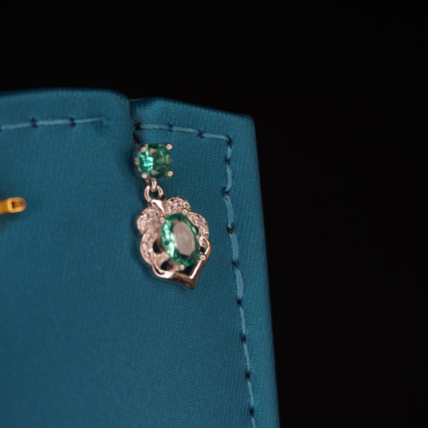 Emerald stone with flowral shaped drops