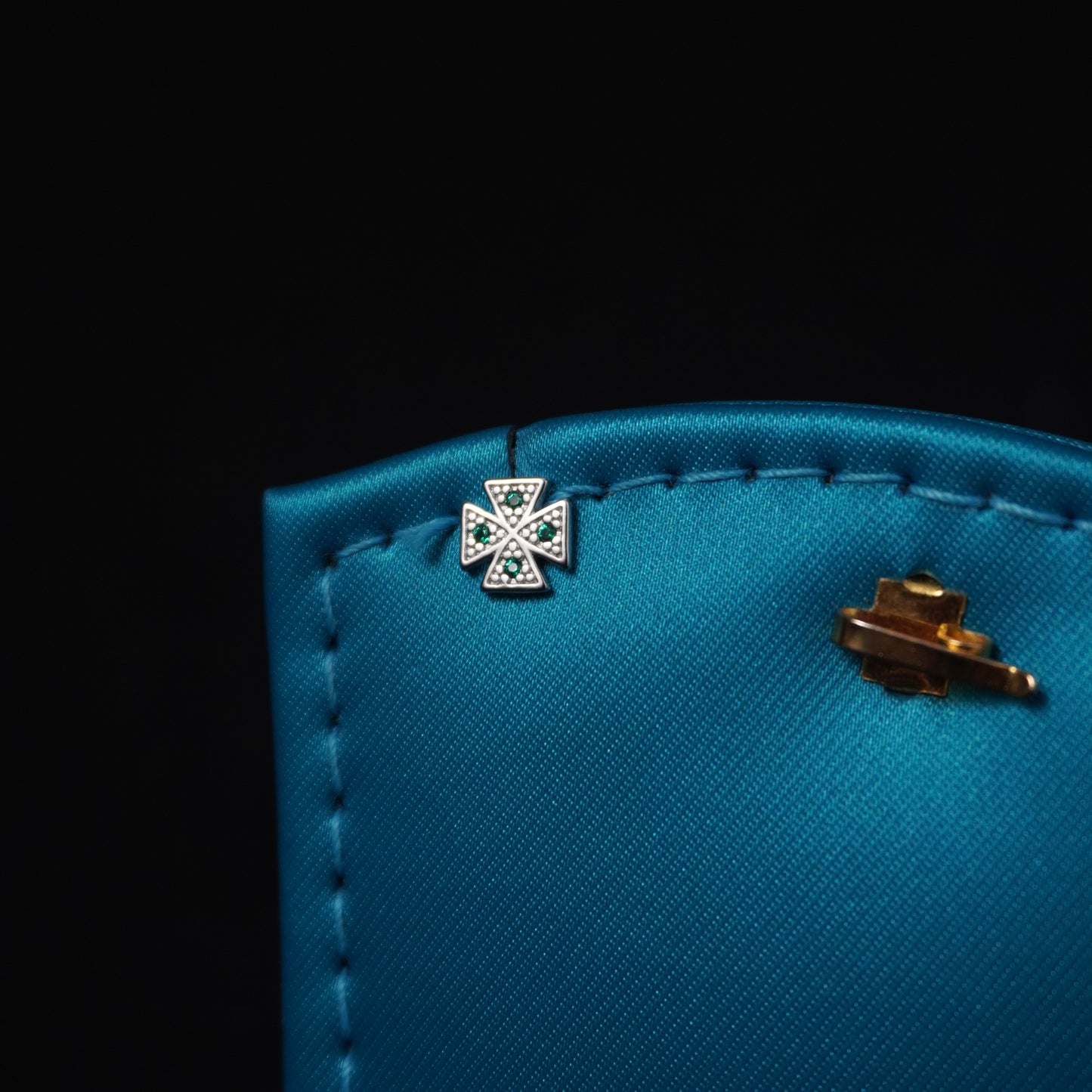 Flower pattern with small emerald stone stud