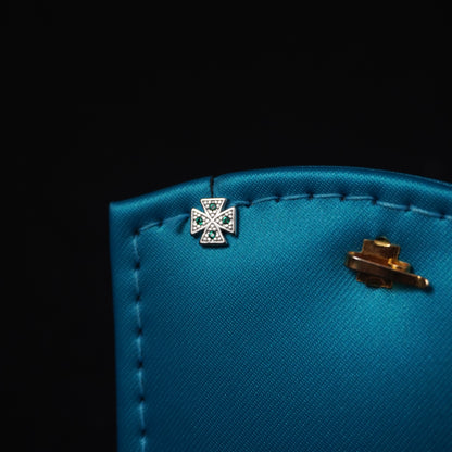 Flower pattern with small emerald stone stud